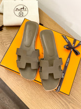 Load image into Gallery viewer, HERMES Oran Epsom Calfskin Leather Sandals in Etoupe - (EU)37.5
