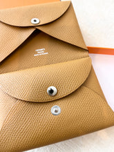 Load image into Gallery viewer, HERMES 2023 Calvi Duo Epsom Leather Card Holder / Sesame
