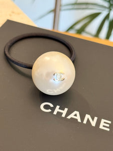CHANEL Pearl CC Hair Tie in Black/White