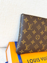 Load image into Gallery viewer, 🤎NEW!! LOUIS VUITTON 2025 Monogram Cles Chain Key Pouch M
