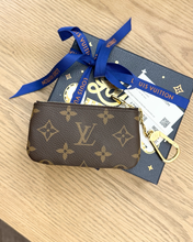 Load image into Gallery viewer, LOUIS VUITTON 2024 Monogram Cles Chain Key Pouch
