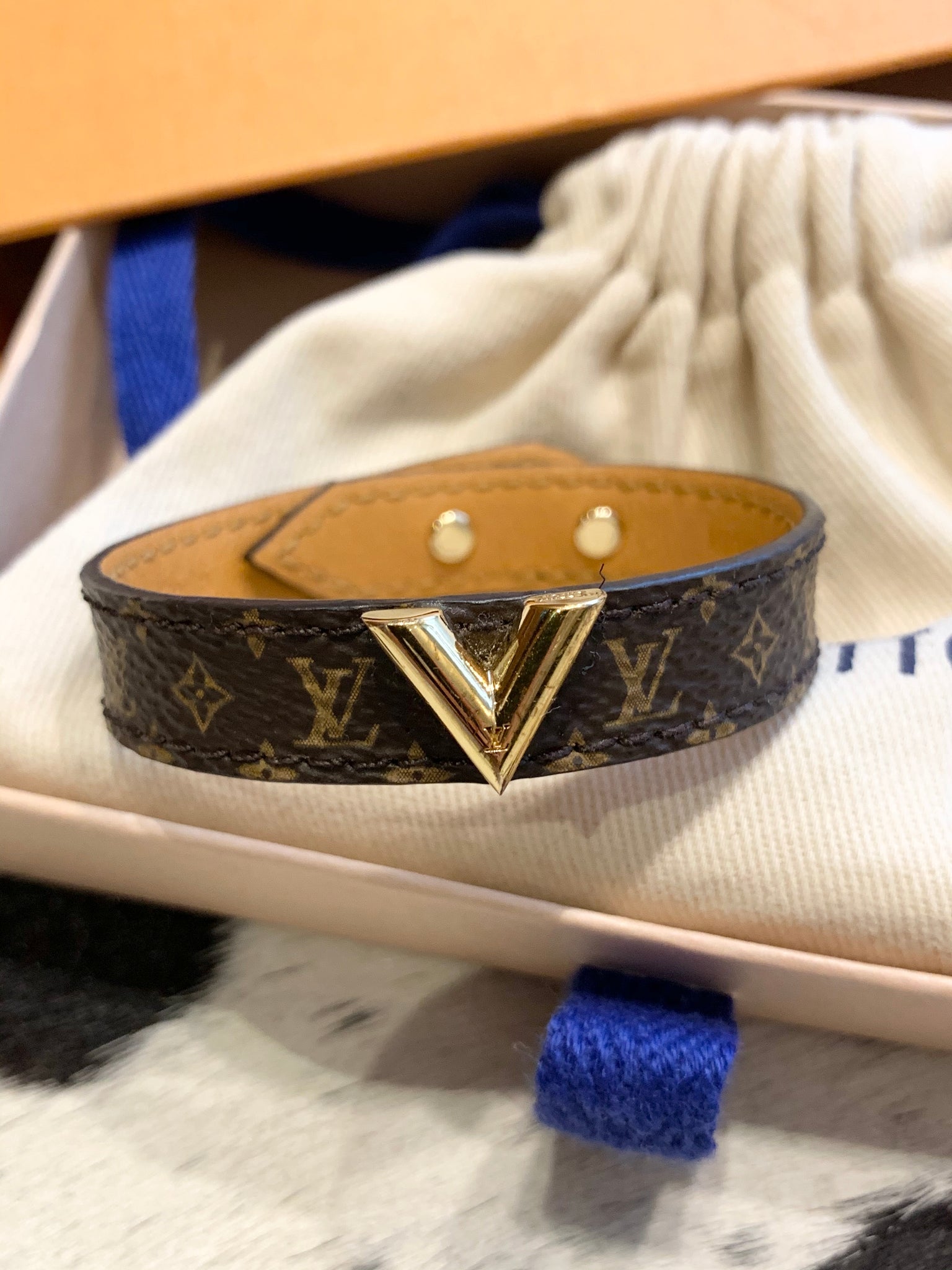 Louis Vuitton Essential V bracelet size 15